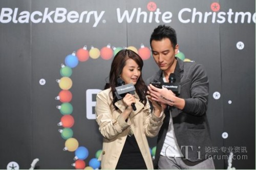 王阳明与林依晨活动现场秀演技，通过黑莓智能手机重现剧中求婚场面