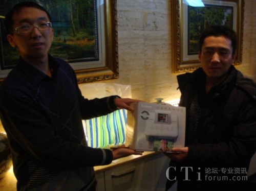 为获奖嘉宾发放奖品，“佳能CP800照片打印机” 